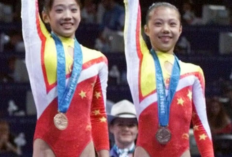 JUKSET MED ALDEREN: Dong Fangxiao (t.h.) var under minstealderen p� 16 �r da hun var med p� det kinesiske bronselaget i lagturn under OL i Sydney. Det hadde hun imidlertid f�tt ordnet med � endre p� f�dselsattesten. Under OL p� hjemmebane i Beijing i 2008 ringte alarmklokkene hos Det internasjonale turnforbundet da det viste seg at den kinesiske jenta opererte med en annen f�dselsattest enn i Sydney.Foto: SCANPIX/AP Photo/Amy Sancetta, File