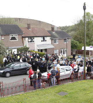 BELEIRET: Det tok ikke lang tid f�r pressen flokket seg utenfor Gillians beskjedne hjem i Rochdale. Foto: SUZANNE PLUNKETT/REUTERS/SCANPIX