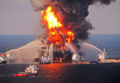 EKSPLODERTE OG GIKK TIL BUNNS: �Deepwater Horizon� eksploderte tirsdag i forrige uke og gikk til bunns to dager seinere. N� ligger riggen p� 1500 meters dyp og slipper ut 1000 fat - ca. 160 000 liter - r�olje per d�gn. Elleve plattformarbeidere omkom i ulykken. Foto: USAS KYSTVAKT/EPA/SCANPIX