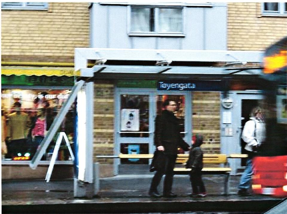 FRA PRIVATETTERFORSKER: Dette bildet skal angivelig vise tyske Marvin (6) og hans far Matthias Engl (43) p� T�yen i Oslo 4. november i fjor. I kveld ringte en mann til Dagbladet som hevder bildet viser ham og datteren p� bussholdeplassen i T�yengata. Foto: Privat