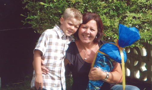 SAMMEN: Marvin (6) sammen med mamma Sabine Engl (44) p� f�rste skoledag i fjor. Foto: Privat