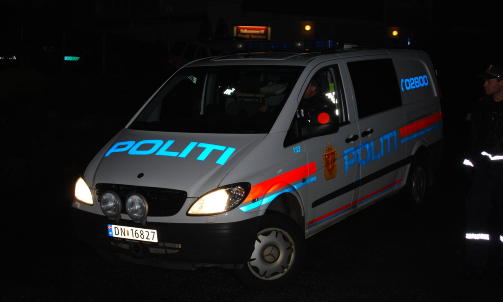 HER BLIR HAN BRAKT FRA STEDET: �n mann ble p�grepet under en v�pnet aksjon i Morvik utenfor Bergen. Her blir han brakt til Bergen legevakt. Foto: LEIF STANG/DAGBLADET