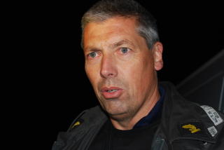 AKSJONERTE: Innsatsleder Erik Sveaass forteller at den p�grepne mannen kom ut av huset med et metallr�r, en maskinpistollignende gjenstand og kniv. Foto: LEIF STANG/DAGBLADET