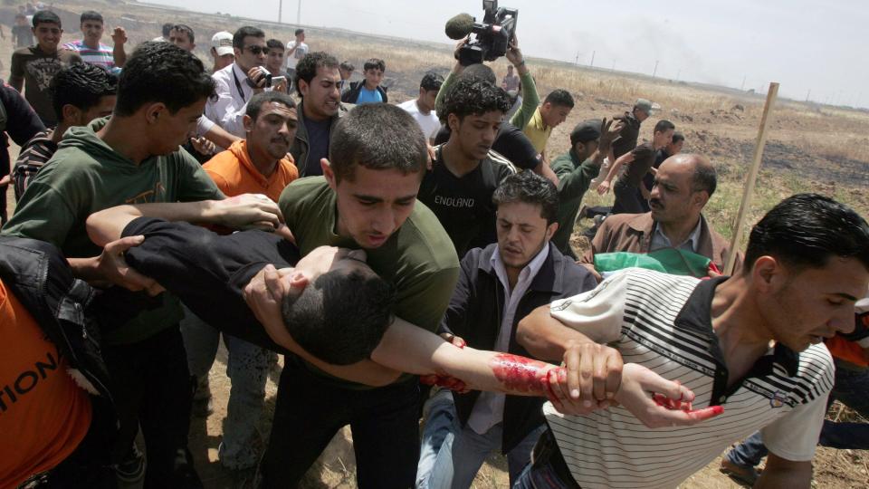SAMMENST�T: En 20 �r gammel palestinsk demonstrant ble drept av israelske soldater, if�lge Reuters. Foto: EPA/YASSER QUDIH/SCANPIX