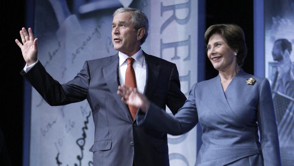 - FORGIFTET: Den tidligere presidentfruen Laura Bush skriver i sin kommende biografi at hun, ektemannen George W. Bush og flere i deres stab kan ha blitt forgiftet da de begge ble syke p� G8-toppm�tet i Tyskland i 2007. Foto: AP Photo/Tony Gutierrez/Scanpix