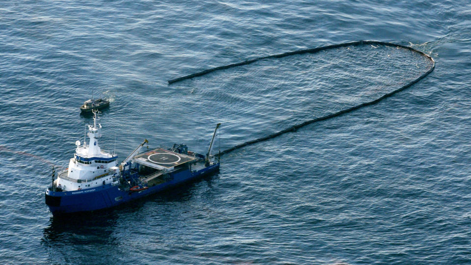 RYDDEJOBB: Det amerikanske kystvaktskipet �Mississippi Responder� fortsatte ryddingen av det gigantiske oljeflaket i g�r. Foto: REUTERS/Sean Gardner/Greenpeace/Handout/SCANPIX