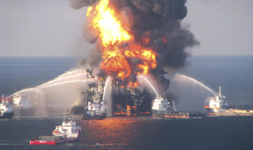 11 SAVNET: 11 personer er savnet og trolig omkommet etter eksplosjonen p� plattformen �Deepwater Horizon�. Fra 1500 meter lekker trolig 800 000 liter ut i sj�en. REUTERS/U.S. Coast Guard/Handout/SCANPIX