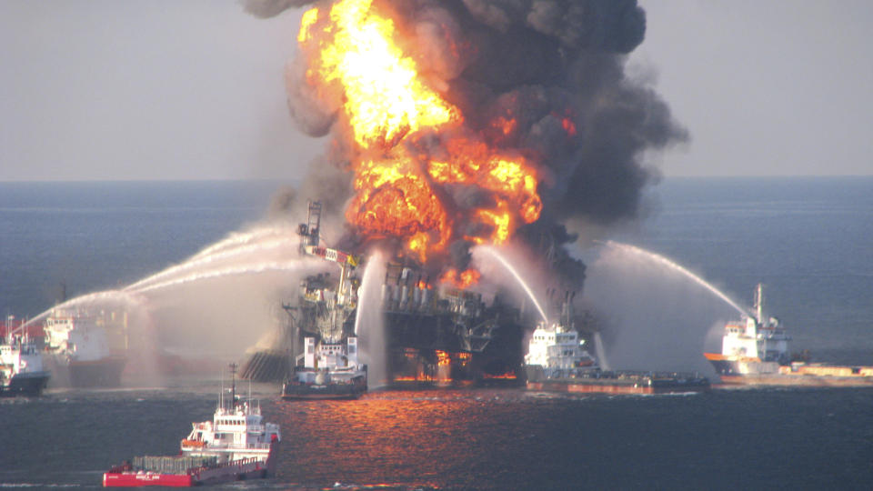 OLJETRAGEDIEN: Her er olje fra Deepwater Horizon i full fyr 21. april. Riggen sank senere og har lekket ut store mengder olje i Mexicogolfen. Foto: REUTERS/U.S. Coast Guard