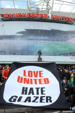 FAST BANNER: At United-fansen misliker sine amerikanske eiere er � si det mildt. Foto: AFP/ANDREW YATES