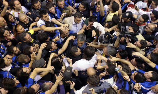 HYLLET I NATT: Jose Mourinho ble omringet av Inter-fans etter at han landet p� Malpensa-flyplassen utenfor Milano i natt. Foto: ALLESSANDRO GAROFALO/REUTERS