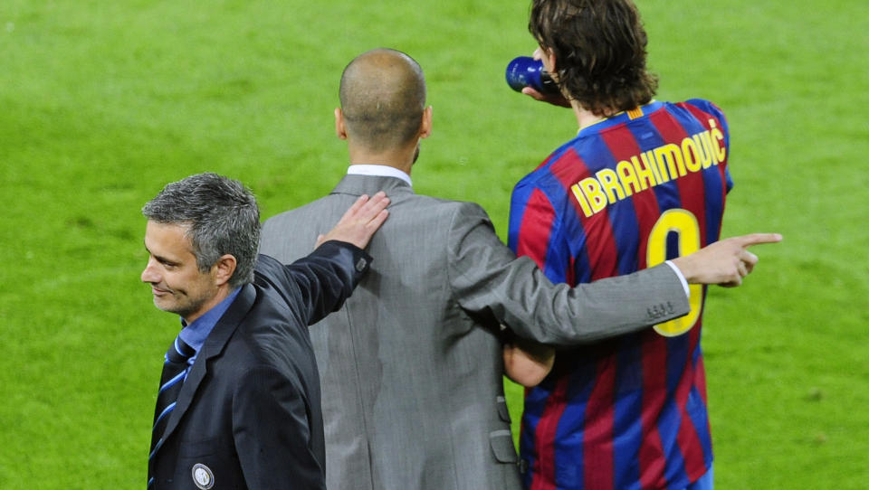 HVA SA HAN EGENTLIG? Jose Mourinho klappet b�de sin tidligere Inter-elev Zlatan Ibrahimovic og svenskens nye trener Pep Guardiola p� skulderen da Barca-treneren ga Zlatan instruksjoner rett etter Inters utvisning i g�r. Foto: Manu Fernandez, AP/Scanpix