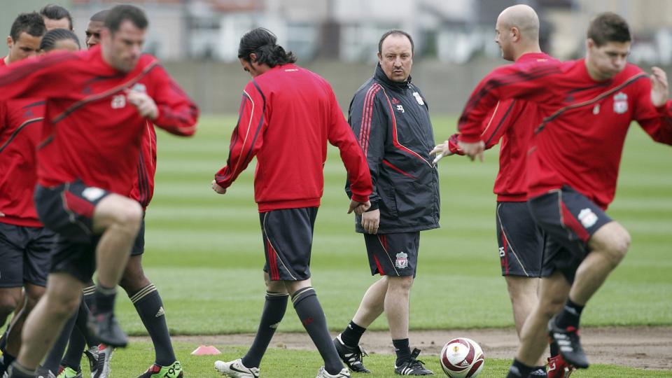 TRENGER TRE: For � ikke ryke ut eller g� gjennom en straffesparkkonkurranse, m� Rafael Benitez' menn score minst to p� Anfield i kveld. Foto: TIM HALES/AP