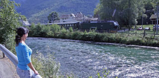 FLOM: En vannstor elv i danner en fin forgrunn der Fl�msbana legger ut p� ny tur til Myrdal stasjon, stappfull av cruisepassasjerer.