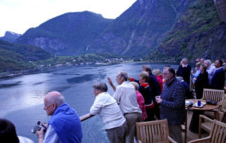 FJORDLAND: Entusiastiske passasjerer vinker seg ut fra Fl�m.
