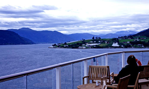 TETT: Vestlandsbygder passeres p� n�rt hold.