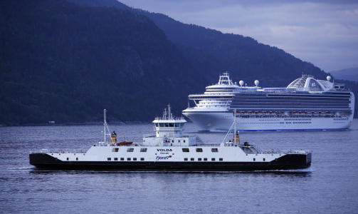 T�FFING: Og s� dukker plutselig ferja Volda opp og lar seg ikke affisere av de store cruiseskipene. Ruta m� holdes!