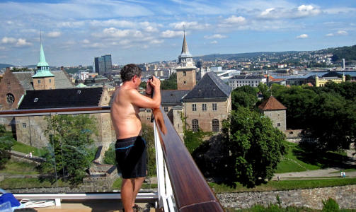 FESTNING: Akershus sett fra �verste dekk en varm sommerdag, mens byen foreviges av cruiseturister.