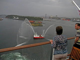 V�TT: Stavangers brannb�t pr�ver � hjelpe p� den nitriste stemningen i regnv�ret.