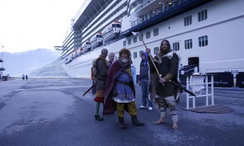 T�FFINGER: Passasjeren som g�r i land i Fl�m f�r et autentisk m�te med norske vikinger.