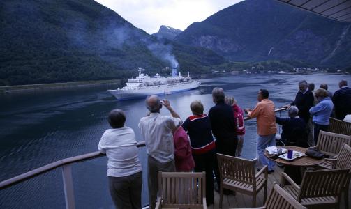 SELSKAP: Et aldrende og r�ykspyende cruiseskip passeres.
