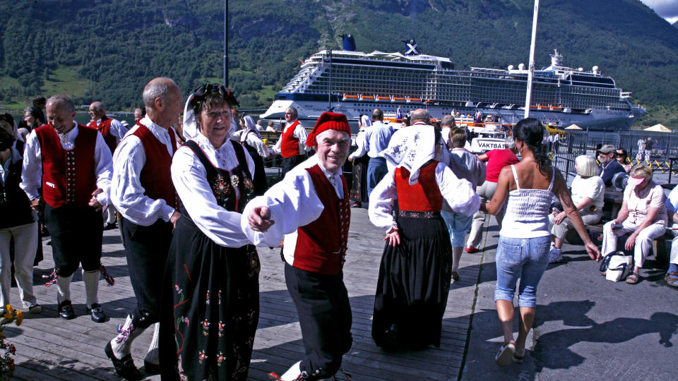 LEIK P� BRYGGA: I Geiranger er det h�y stemning n�r cruisepassasjerene overstr�mmer fjordbygda. Dansen g�r av hjertens lyst! Alle foto: Eivind Pedersen