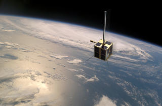 STOR SUKKERBIT: Den norske satellitten er formet som en 20x20x20 centimeter stor kube, og veier beskjedne seks kilo. Levetida er anslått til minst tre år. Foto: FFI/NASA/Norsk Romsenter/Nyhetsgrafikk.no STOR SUKKERBIT: Den norske satellitten er formet som en 20x20x20 centimeter stor kube, og veier beskjedne seks kilo. Levetida er anslått til minst tre år. Foto: FFI/NASA/Norsk Romsenter/Nyhetsgrafikk.no