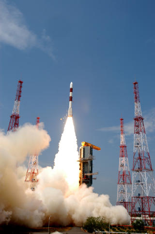 OPP I POLARBANE: Den norske nanosatellitten skytes opp fra India med en PSLV-rakett. Foto: ISRO OPP I POLARBANE: Den norske nanosatellitten skytes opp fra India med en PSLV-rakett. Foto: ISRO