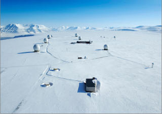 ISBJØRNLAND: Dataene lastes ned til bakkestasjonen SvalSat utenfor Longyearbyen på Svalbard. Foto: K-SAT ISBJØRNLAND: Dataene lastes ned til bakkestasjonen SvalSat utenfor Longyearbyen på Svalbard. Foto: K-SAT