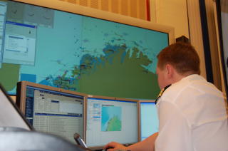 KARTLEGGER: Dataene vil blant annet brukes for å unngå skipskollisjoner og koordinere redningsarbeid. Dette er Vardø trafikksentral. Foto: KYSTVERKET KARTLEGGER: Dataene vil blant annet brukes for å unngå skipskollisjoner og koordinere redningsarbeid. Dette er Vardø trafikksentral. Foto: KYSTVERKET
