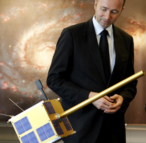- HISTORISK:Nærings- og handelsminister Trond Giske, for anledninga titulert som romminister, presenterte Norges første ikke-kommersielle satellitt på Norsk Romsenter i dag. Foto: Berit Roald/SCANPIX - HISTORISK:Nærings- og handelsminister Trond Giske, for anledninga titulert som romminister, presenterte Norges første ikke-kommersielle satellitt på Norsk Romsenter i dag. Foto: Berit Roald/SCANPIX