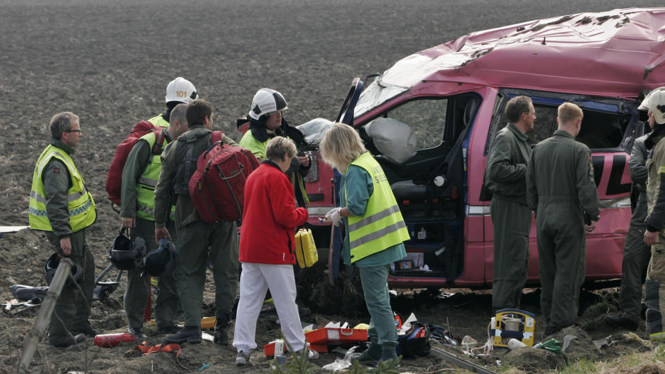 FRAKTA TIL SYKEHUS: En mann i 30-�rene slapp fra ulykken med moderate skader og ble kj�rt til Sykehuset i Vestfold med ambulanse etter ulykken, melder NTB. Foto: Jarl Rehn-Erichsen / Scanpix