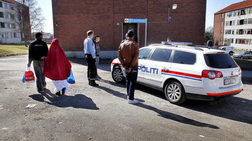 P�GRIPES: Da Dagbladet for to uker siden bes�kte blokkene Ivar Tollefsen eier i Sinsenveien, ble fire menn som oppholdt seg ulovlig i Norge p�grepet i en politiaksjon. Foto: Jacques Hvistendahl