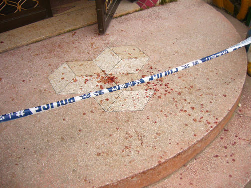 SPOR: Blodflekker i barnehagens inngangsparti vitner om angrepet i morges. Foto: JIA HONGWEI/EPA/SCANPIX