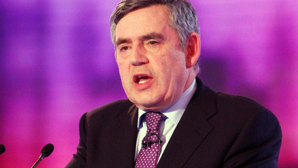 KOMMENTERTE FADESEN: Gordon Brown pr�vde � redde g�rsdagens fadese da han baksnakket velgeren Gillian (66) for �pen mikrofon. Foto: EPA/GARETH FULLER POOL