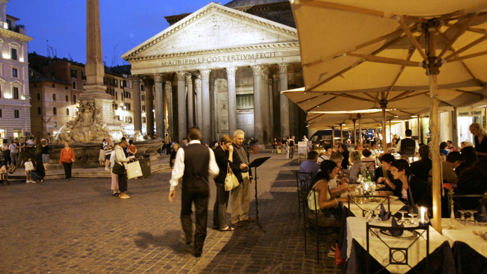 DYREST: Romas dyreste barer og spisesteder ligger p�  plassen foran Pantheon. Foto:Geir B�lstad.