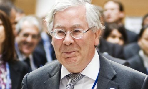 ADVARER: Sjefs�konom Mervyn King spekulerer i hvor lenge vinnern av valget blir hatet av velgerne. Foto: Cliff Owen/AP