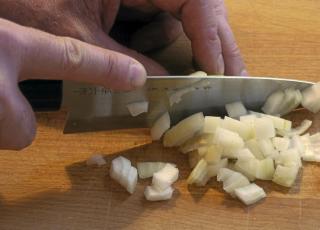 SKARP: Med en skarp kniv blir det mindre t�rer. Foto: �ivind Lie