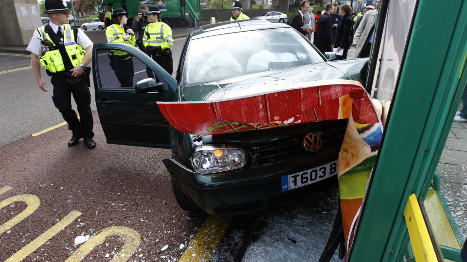 MED ET SMELL: Slik ble 27 �r gamle Omed Rashid blandet inn i den britiske valgkampen. Han stjal showet, da statsminister Gordon Brown skulle tale i Birmingham i dag. Foto: REUTERS/Suzanne Plunkett/SCANPIX