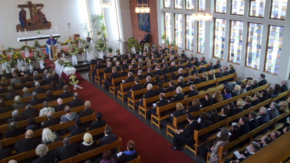 BEGRAVET AV BROREN: Martin Kildal, broren til Olav Kildal som ble drept i polititjenesten i forrige uke, holdt begravelsen i en fullsatt kirke i Mo i Rana i dag.
Foto: Victor H�gseth / SCANPIX