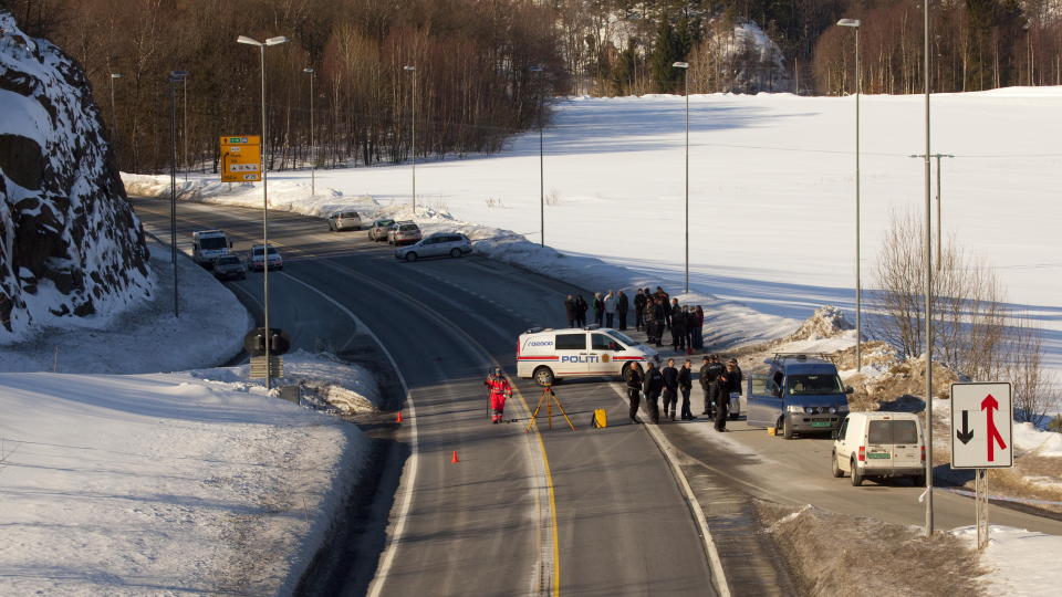HOLDT SV�RT H�Y FART:  En 27 �r gammel mann kj�rte ned og drepte politimannen B�rge Ivarsen i narkorus. 27-�ringen hadde r�mt fra �pen soning.  Politi og kollegaer p� �stedet. FOTO: TORBJ�RN BERG