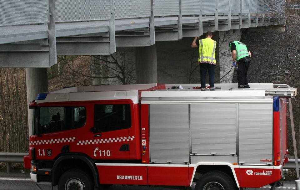 b>OMKOM:  En 15 �r gammel fransk gutt d�de da han stakk hodet ut av takluka p� en buss og traff en bru. Ulykken skjedde der riksvei 4 krysser fylkesvei 16 ved Roa p� Hadeland i Oppland. Her unders�ker brannmannskaper ulykkesstedet. Foto: Marianne Valkner / Scanpix