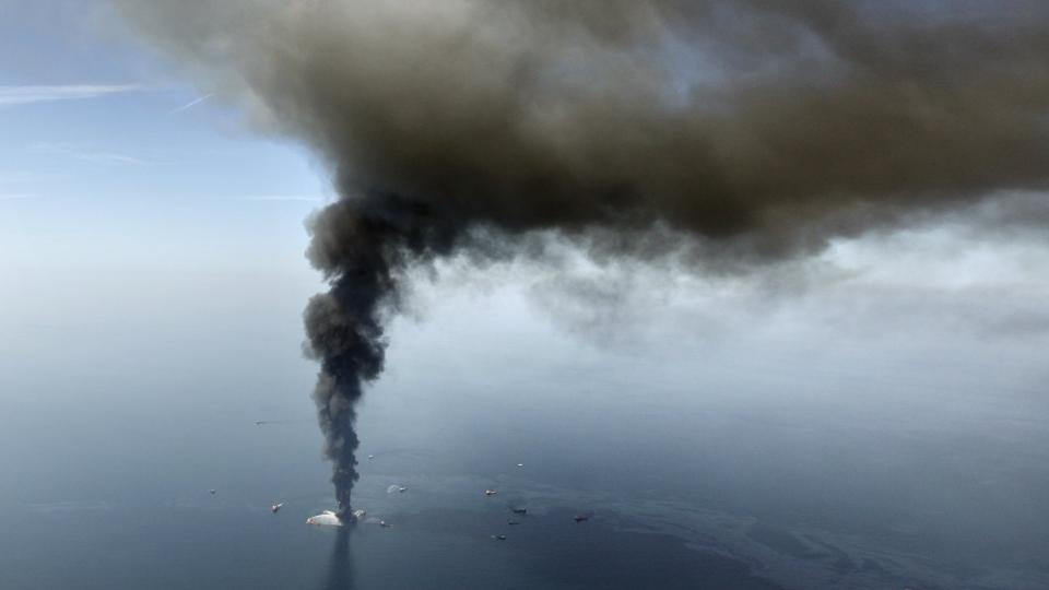 KATASTROFALT: Boreriggen Deepwater Horizon eksploderte 20. april. N� lekker oljen ukontrollert ut, og truer med en av de historisk verste milj�katastrofene i USA Foto: APPhoto/Gerald Herbert/SCANPIX