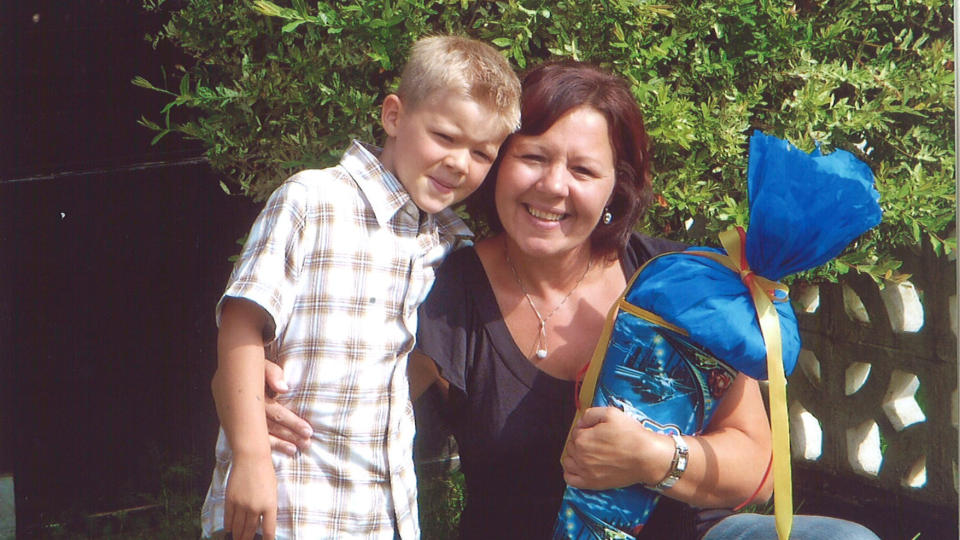 SAMMEN:  Marvin (6) sammen med mamma Sabine Engl (44) p� f�rste skoledag i fjor. Det er n� seks m�neder siden Sabine har sett s�nnen sin.  Foto: Privat
