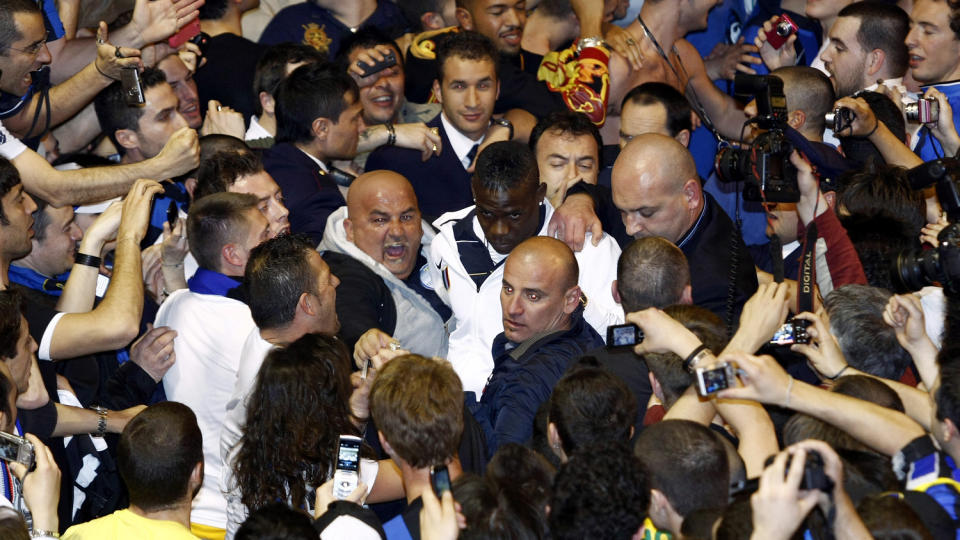 OMRINGET OG OMSTRIDT: Supporterhordene var f�rst og fremst p� Malpensa-flyplassen for � hylle Inter-spillerne etter bragden p� Nou Camp denne uka, men Mario Balotelli f�ler seg truet av deler av fansen etter flere episoder i det siste.Foto: SCANPIX/REUTERS/Alessandro Garofalo