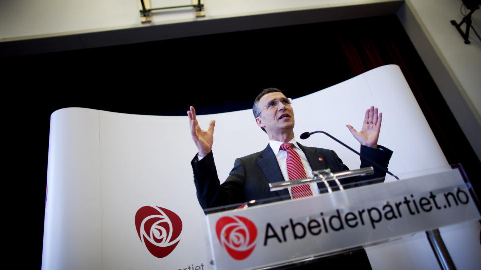 Statsminister Jens Stoltenberg deltok p� 1. mai-frokost p� folkets hus p� Tangen i Stange. Der hilste han p� velgere og holdt tale. Stoltenberg bes�ker l�rdag Stange, Hamar og Lillehammer i anledning 1. mai-feiringen. Foto: Kyrre Lien / Scanpix