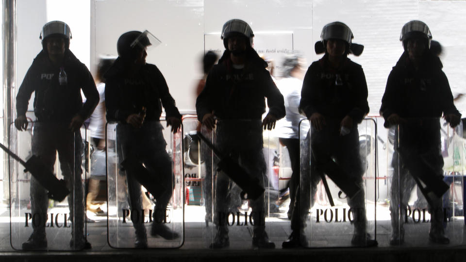 KONFLIKT: Oppr�rspoliti har tatt oppstilling i finansdistriktet i Bangkok. Foto: REUTERS/Eric Gaillard/Scanpix