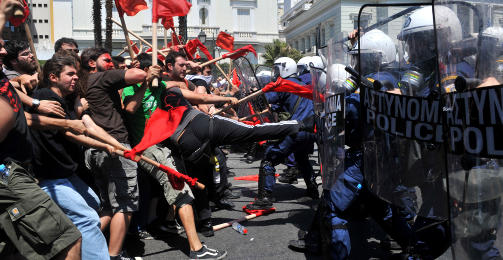 AKSJONERER MOT SPARETILTAKENE: Innbyggerne i Hellas m� forberede seg p� mange �r med et skyh�yt skatteniv� og reduserte l�nninger og goder.  Foto: AFP PHOTO/SCANPIX