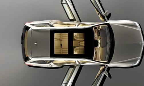 LUKSUS: Mercedes E-klasse byr p� god plass i solen.
