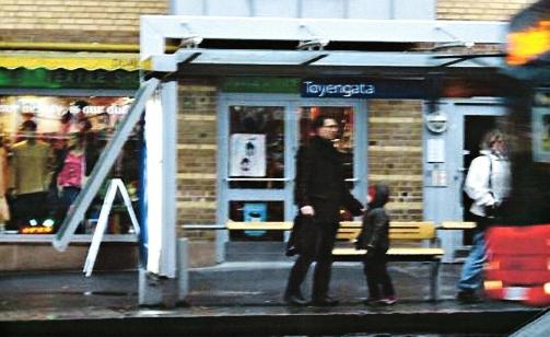 FRA PRIVATETTERFORSKER: Dette bildet skal angivelig vise tyske Marvin (6) og hans far Matthias Engl (43) p� T�yen i Oslo 4. november i fjor. I kveld ringte en mann til Dagbladet som hevder bildet viser ham og datteren p� bussholdeplassen i T�yengata. Foto: Privat