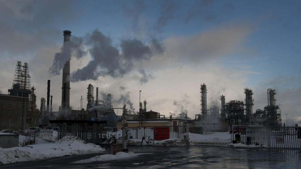 INGEN RENSING: Rensingen av gasskraftverket p� Mongstad har v�rt et stridstema lenge. SV gikk motvillig med p� oppstart av anlegget, uten CO2-rensing de f�rste �rene. N� er alts� rensingen ytterligere utsatt. Foto: Marit Hommedal / Scanpix